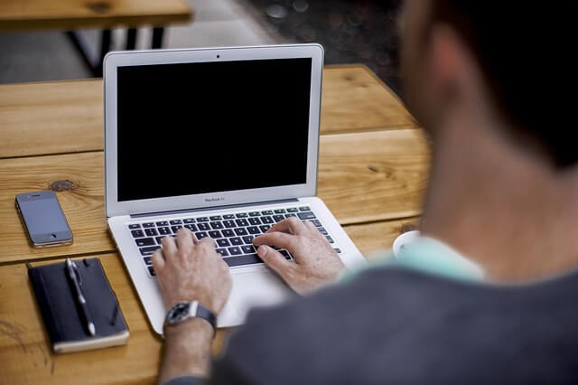 Ein Blogger bei der Arbeit am Laptop