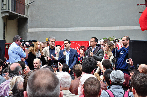 Alexis Tsipras spricht bei einer Wahlkampfveranstaltung vor einer Menge Menschen