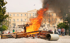 Ein großes Feuer bei einer Demonstration in Griechenland