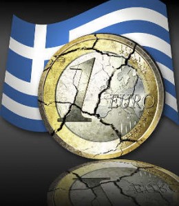 Eine Euromünze vor eine Griechenland-Fane